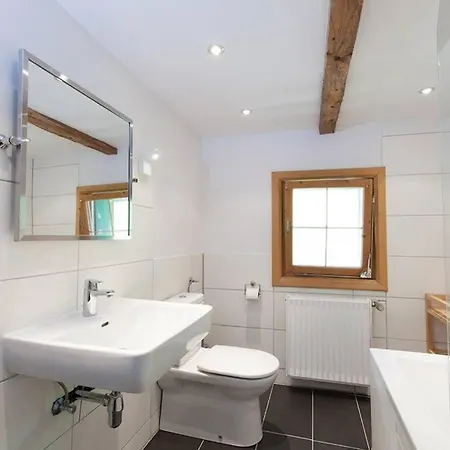 Ski- Und Sommer-chalet Fuer 10 Personen In